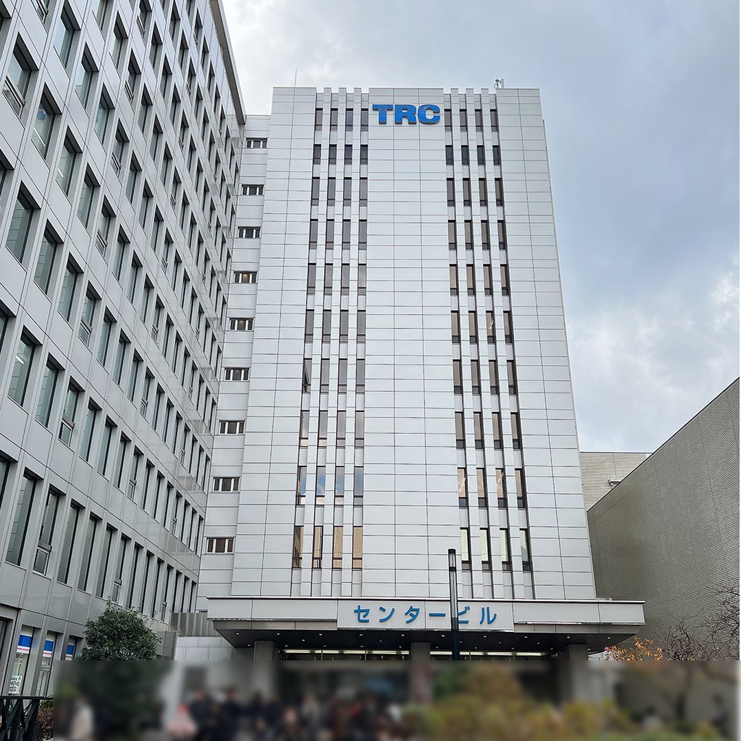 試験会場の入ったビルの外観。多くの受験者が集まっている